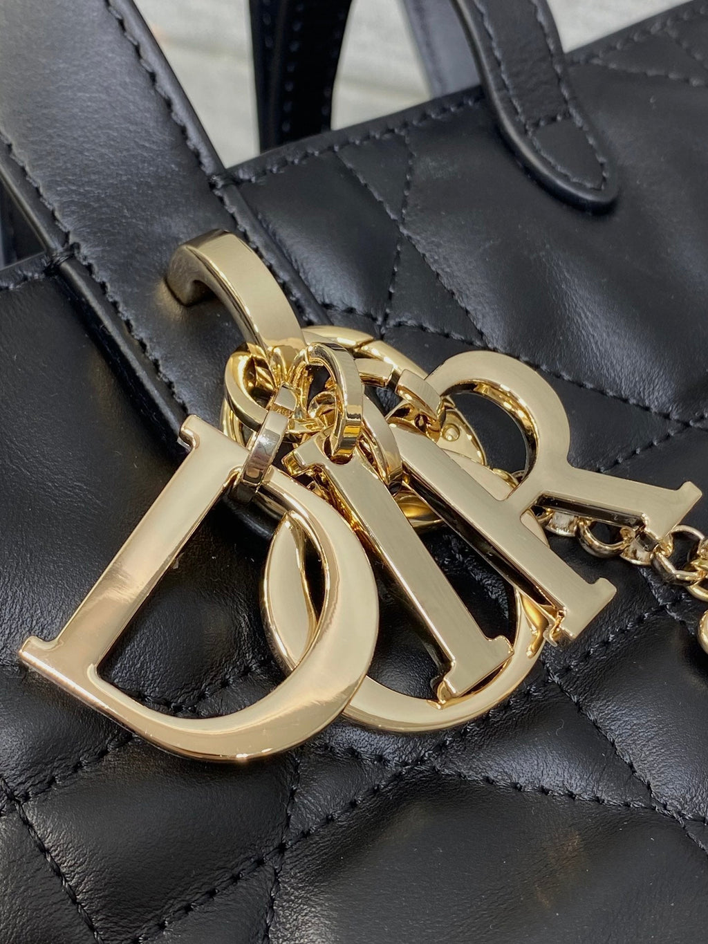 DIOR 25S TOUJOURS VERTICAL TOTE BAG 18 IN BLACK CALFSKIN WITH CHARM BRACELET STRAP